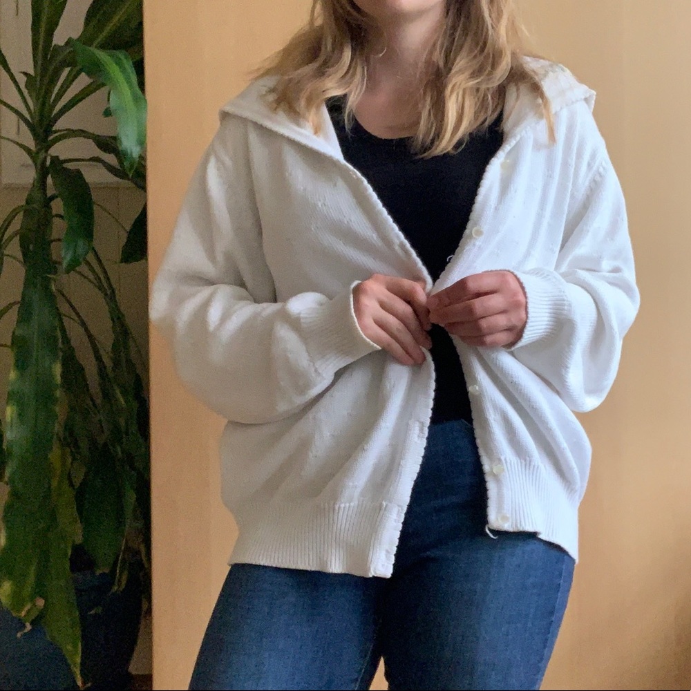 White cardigan with collar and flowered embroidery